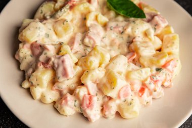 Patates salatası, patates, domates, havuç, mayonez lezzetli atıştırmalık taze gurme yemek arkaplanı masanın kırsal kesiminde fotokopi alanı.