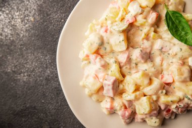 Patates salatası, patates, domates, havuç, mayonez lezzetli atıştırmalık taze gurme yemek arkaplanı masanın kırsal kesiminde fotokopi alanı.