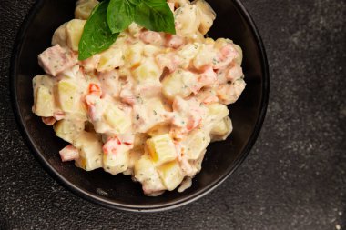 Patates salatası, patates, domates, havuç, mayonez lezzetli atıştırmalık taze gurme yemek arkaplanı masanın kırsal kesiminde fotokopi alanı.