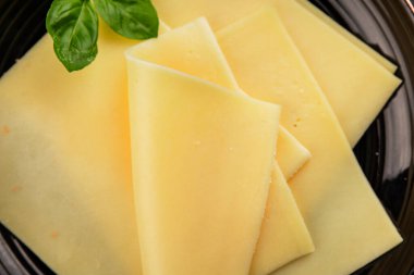 Gouda peyniri sert peyniri dilimliyor. Doğal ürünler. Lezzetli çerezler.