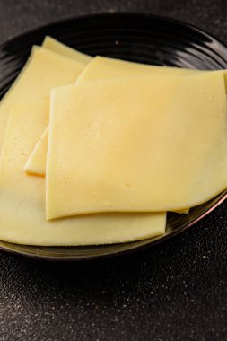 Gouda peyniri sert peyniri dilimliyor. Doğal ürünler. Lezzetli çerezler.