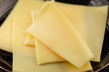 Gouda peyniri sert peyniri dilimliyor. Doğal ürünler. Lezzetli çerezler.