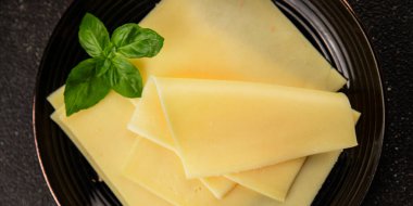 Gouda peyniri sert peyniri dilimliyor. Doğal ürünler. Lezzetli çerezler.