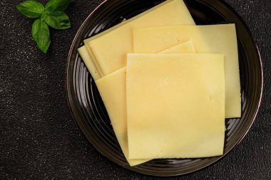 Gouda peyniri sert peyniri dilimliyor. Doğal ürünler. Lezzetli çerezler.