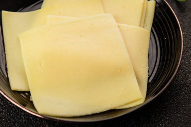 Gouda peyniri sert peyniri dilimliyor. Doğal ürünler. Lezzetli çerezler.