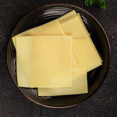 Gouda peyniri sert peyniri dilimliyor. Doğal ürünler. Lezzetli çerezler.