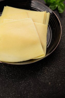 Gouda peyniri sert peyniri dilimliyor. Doğal ürünler. Lezzetli çerezler.