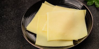 Gouda peyniri sert peyniri dilimliyor. Doğal ürünler. Lezzetli çerezler.