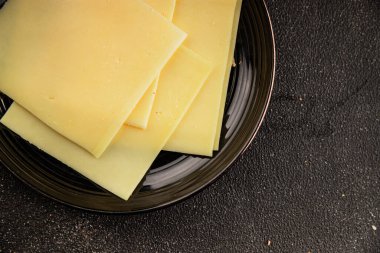 Gouda peyniri sert peyniri dilimliyor. Doğal ürünler. Lezzetli çerezler.