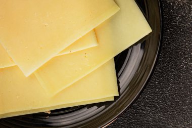 Gouda peyniri sert peyniri dilimliyor. Doğal ürünler. Lezzetli çerezler.