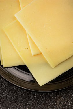 Gouda peyniri sert peyniri dilimliyor. Doğal ürünler. Lezzetli çerezler.