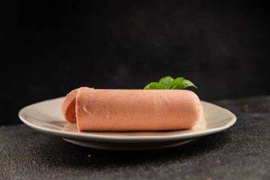 Sosisli sandviç yayılmış domuz eti doğal ürün lezzetli çerez lezzetli gurme yemek arka planı masa rustik üst görünüm fotokopi alanı üzerinde