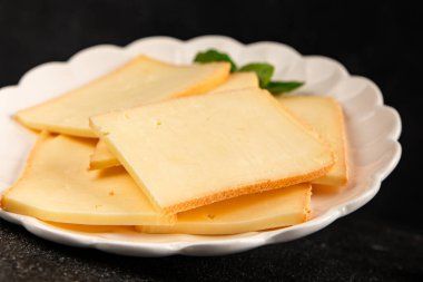 Raket peyniri porsiyonu, doğal ürün dilimleme lezzetli çerez lezzetli gurme yemek arkaplanı masa kırsal üst görünüm fotokopi alanı üzerinde