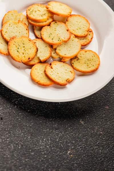Sebzeli çıtır ekmek, kızarmış ekmek, lezzetli aperatif, lezzetli gurme yemek arka planı, kırsal yemek, üst görünüm, fotokopi alanı.
