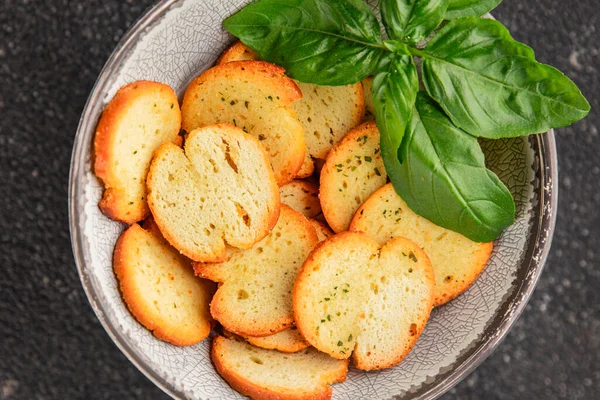 Sebzeli çıtır ekmek, kızarmış ekmek, lezzetli aperatif, lezzetli gurme yemek arka planı, kırsal yemek, üst görünüm, fotokopi alanı.