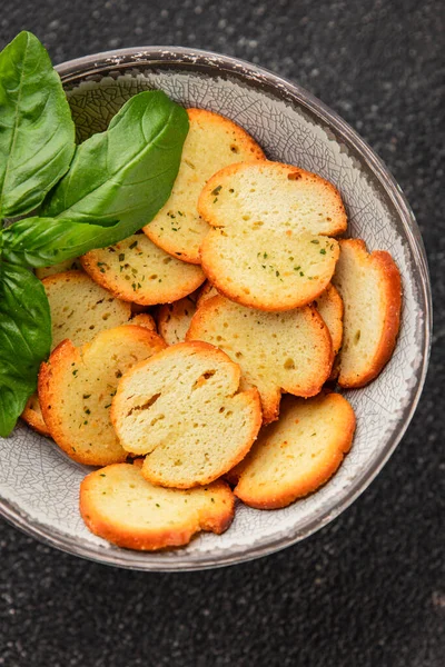 Sebzeli çıtır ekmek, kızarmış ekmek, lezzetli aperatif, lezzetli gurme yemek arka planı, kırsal yemek, üst görünüm, fotokopi alanı.