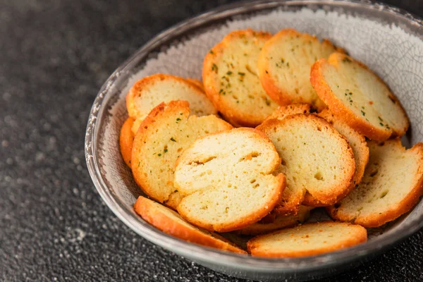 Sebzeli çıtır ekmek, kızarmış ekmek, lezzetli aperatif, lezzetli gurme yemek arka planı, kırsal yemek, üst görünüm, fotokopi alanı.