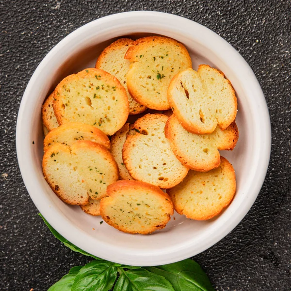 Sebzeli çıtır ekmek, kızarmış ekmek, lezzetli aperatif, lezzetli gurme yemek arka planı, kırsal yemek, üst görünüm, fotokopi alanı.