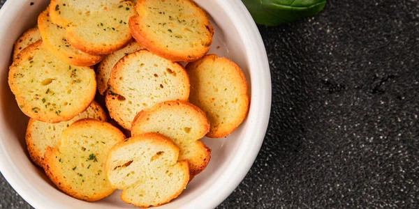 Sebzeli çıtır ekmek, kızarmış ekmek, lezzetli aperatif, lezzetli gurme yemek arka planı, kırsal yemek, üst görünüm, fotokopi alanı.