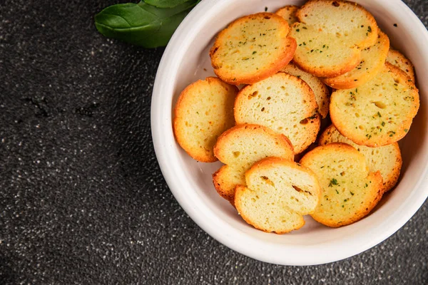 Sebzeli çıtır ekmek, kızarmış ekmek, lezzetli aperatif, lezzetli gurme yemek arka planı, kırsal yemek, üst görünüm, fotokopi alanı.