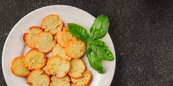 Sebzeli çıtır ekmek, kızarmış ekmek, lezzetli aperatif, lezzetli gurme yemek arka planı, kırsal yemek, üst görünüm, fotokopi alanı.
