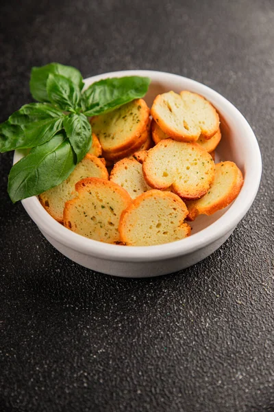 Sebzeli çıtır ekmek, kızarmış ekmek, lezzetli aperatif, lezzetli gurme yemek arka planı, kırsal yemek, üst görünüm, fotokopi alanı.