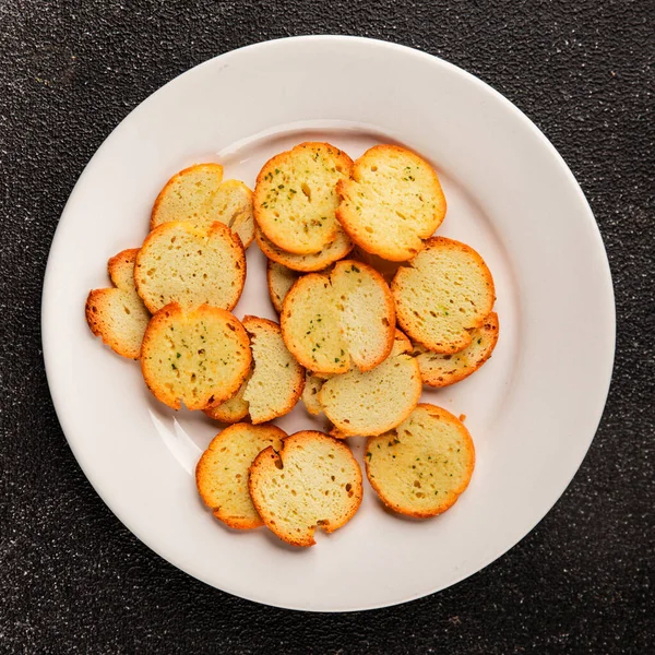 Sebzeli çıtır ekmek, kızarmış ekmek, lezzetli aperatif, lezzetli gurme yemek arka planı, kırsal yemek, üst görünüm, fotokopi alanı.