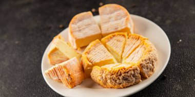 Peynir tabağı Camembert, Brie, Munster Fransız peyniri Lezzetli çerez Taze lezzetli gurme yemek arkaplanı Masanın üzerinde rustik gıda üst görünümü fotokopi alanı