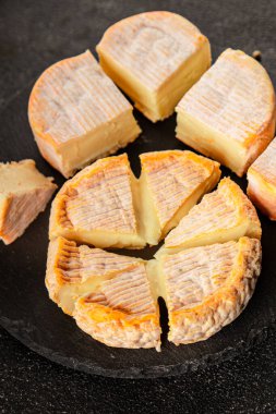 Peynir tabağı Camembert, Brie, Munster Fransız peyniri Lezzetli çerez Taze lezzetli gurme yemek arkaplanı Masanın üzerinde rustik gıda üst görünümü fotokopi alanı