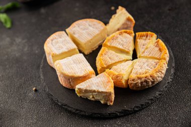 Peynir tabağı Camembert, Brie, Munster Fransız peyniri Lezzetli çerez Taze lezzetli gurme yemek arkaplanı Masanın üzerinde rustik gıda üst görünümü fotokopi alanı