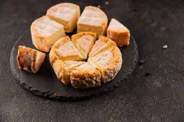 Peynir tabağı Camembert, Brie, Munster Fransız peyniri Lezzetli çerez Taze lezzetli gurme yemek arkaplanı Masanın üzerinde rustik gıda üst görünümü fotokopi alanı