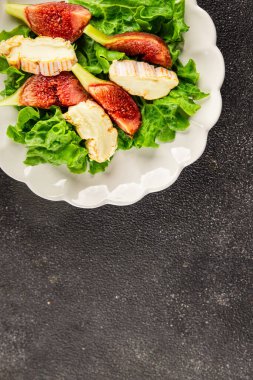 Salata inciri, yumuşak peynir, yeşil yaprak marul lezzetli aperatif lezzetli lezzetli gurme yemek arkaplan masa üzerinde rustik gıda üst görünüm fotokopi alanı keto ve paleo diyet vejetaryen gıda