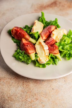 Salata inciri, yumuşak peynir, yeşil yaprak marul lezzetli aperatif lezzetli lezzetli gurme yemek arkaplan masa üzerinde rustik gıda üst görünüm fotokopi alanı keto ve paleo diyet vejetaryen gıda