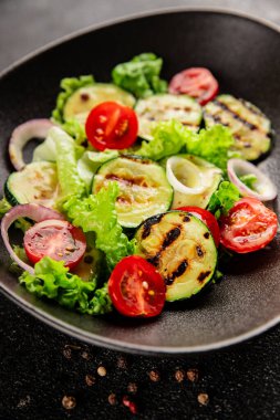 Salata ızgara kabak, domates, marul, lezzetli aperatif lezzetli lezzetli gurme yemek arkaplan masa üzerinde rustik gıda üst görünüm fotokopi alanı keto ve paleo diyet vegan ve vejetaryen gıda