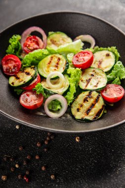 Salata ızgara kabak, domates, marul, lezzetli aperatif lezzetli lezzetli gurme yemek arkaplan masa üzerinde rustik gıda üst görünüm fotokopi alanı keto ve paleo diyet vegan ve vejetaryen gıda