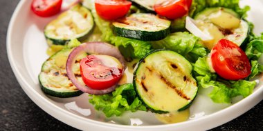 Salata ızgara kabak, domates, marul, lezzetli aperatif lezzetli lezzetli gurme yemek arkaplan masa üzerinde rustik gıda üst görünüm fotokopi alanı keto ve paleo diyet vegan ve vejetaryen gıda