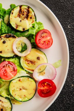 Salata ızgara kabak, domates, marul, lezzetli aperatif lezzetli lezzetli gurme yemek arkaplan masa üzerinde rustik gıda üst görünüm fotokopi alanı keto ve paleo diyet vegan ve vejetaryen gıda
