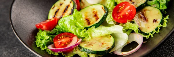 Salata ızgara kabak, domates, marul, lezzetli aperatif lezzetli lezzetli gurme yemek arkaplan masa üzerinde rustik gıda üst görünüm fotokopi alanı keto ve paleo diyet vegan ve vejetaryen gıda