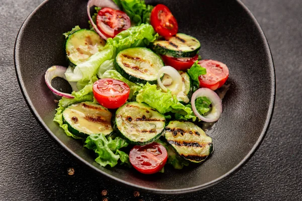 Salata ızgara kabak, domates, marul, lezzetli aperatif lezzetli lezzetli gurme yemek arkaplan masa üzerinde rustik gıda üst görünüm fotokopi alanı keto ve paleo diyet vegan ve vejetaryen gıda