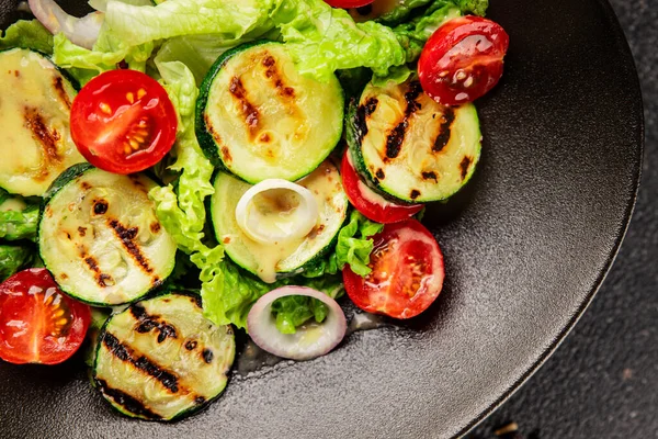 Salata ızgara kabak, domates, marul, lezzetli aperatif lezzetli lezzetli gurme yemek arkaplan masa üzerinde rustik gıda üst görünüm fotokopi alanı keto ve paleo diyet vegan ve vejetaryen gıda