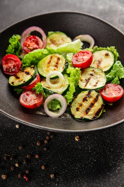 Salata ızgara kabak, domates, marul, lezzetli aperatif lezzetli lezzetli gurme yemek arkaplan masa üzerinde rustik gıda üst görünüm fotokopi alanı keto ve paleo diyet vegan ve vejetaryen gıda