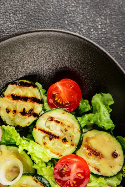 Salata ızgara kabak, domates, marul, lezzetli aperatif lezzetli lezzetli gurme yemek arkaplan masa üzerinde rustik gıda üst görünüm fotokopi alanı keto ve paleo diyet vegan ve vejetaryen gıda