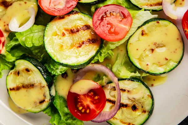 Salata ızgara kabak, domates, marul, lezzetli aperatif lezzetli lezzetli gurme yemek arkaplan masa üzerinde rustik gıda üst görünüm fotokopi alanı keto ve paleo diyet vegan ve vejetaryen gıda