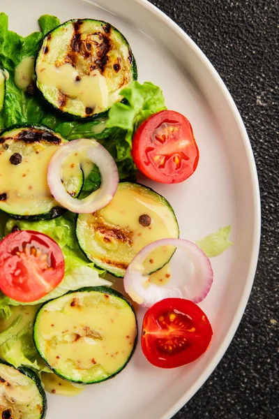 Salata ızgara kabak, domates, marul, lezzetli aperatif lezzetli lezzetli gurme yemek arkaplan masa üzerinde rustik gıda üst görünüm fotokopi alanı keto ve paleo diyet vegan ve vejetaryen gıda