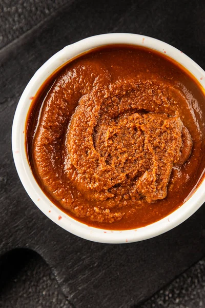 Japon yemeği pişirmek için Miso macunu kalın soya fasulyesi ezmesi. Lezzetli çerezler. Yemek arkaplanı.