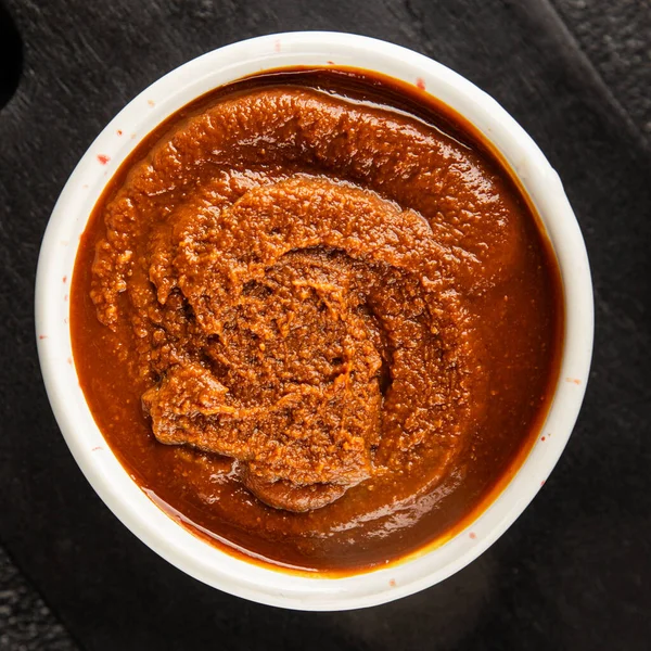 Japon yemeği pişirmek için Miso macunu kalın soya fasulyesi ezmesi. Lezzetli çerezler. Yemek arkaplanı.