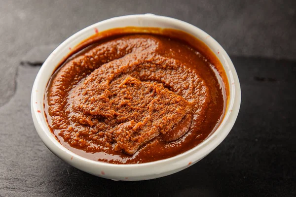 Japon yemeği pişirmek için Miso macunu kalın soya fasulyesi ezmesi. Lezzetli çerezler. Yemek arkaplanı.