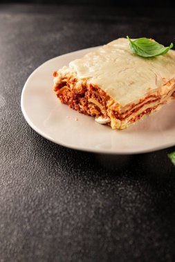 Lasagna bolonez bchamel sosu, et, peynir ikinci yemek lezzetli aperatif taze lezzetli gurme yemek arka planı masa kırsal yemek üst görünümü 