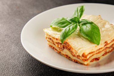 Lasagna bolonez bchamel sosu, et, peynir ikinci yemek lezzetli aperatif taze lezzetli gurme yemek arka planı masa kırsal yemek üst görünümü 