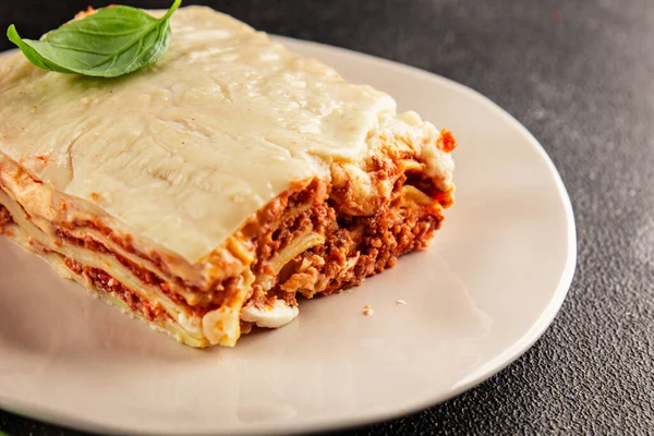 Lasagna bolonez bchamel sosu, et, peynir ikinci yemek lezzetli aperatif taze lezzetli gurme yemek arka planı masa kırsal yemek üst görünümü 